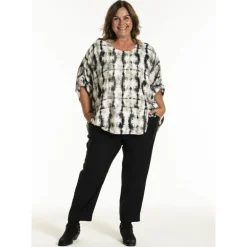 Gozzip GElissa Oversize Blouse - Sort printet bluse G252010 Offwhite-Black-Clay fra Gozzip