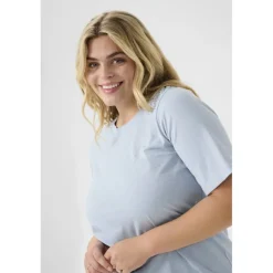 KAffe Curve KCmerisa T-shirt - Lyseblå t-shirt med similisten 10583066 Soft Chambray fra Kaffe Curve