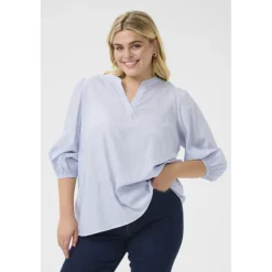Kaffe Curve KCmilana Blouse - Lyseblå bluse med similisten 10583057 Blue/White Stripe fra Kaffe Curve