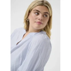 Kaffe Curve KCmilana Blouse - Lyseblå bluse med similisten 10583057 Blue/White Stripe fra Kaffe Curve