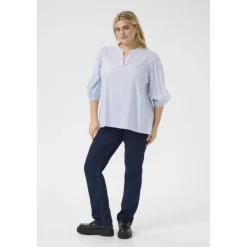Kaffe Curve KCmilana Blouse - Lyseblå bluse med similisten 10583057 Blue/White Stripe fra Kaffe Curve