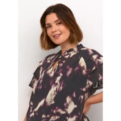 Kaffe Curve KCnour Flounce Blouse - Lilla/Beige printet chiffon bluse 10582700 Purple Blurry Graphic fra Kaffe Curve