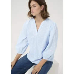 Kaffe KAjollia Blouse - Lyseblå bluse med hjerter 10508453 Soft Chambray fra Kaffe