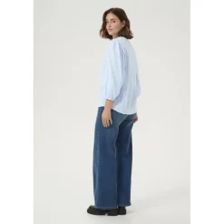 Kaffe KAjollia Blouse - Lyseblå bluse med hjerter 10508453 Soft Chambray fra Kaffe