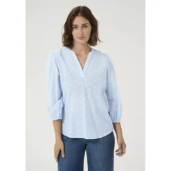 Kaffe KAjollia Blouse - Lyseblå bluse med hjerter 10508453 Soft Chambray fra Kaffe