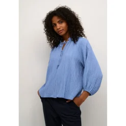 Kaffe KAlianna Blouse - Lyseblå bluse 10509400 Ebb and Flow fra Kaffe