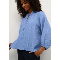 Kaffe KAlianna Blouse - Lyseblå bluse 10509400 Ebb and Flow fra Kaffe