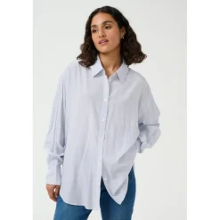 Kaffe KAmilena Shirt - Lyseblå stribet skjorte med sten 10509799 Blue/White Stripe fra Kaffe