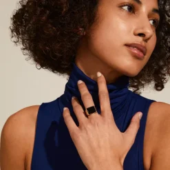 Pilgrim ECRU firkantet sort signet ring - 272232124 Guldbelagt fra Pilgrim