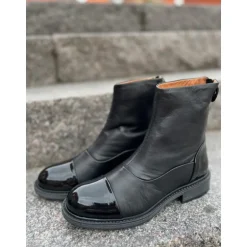 Shoedesign Copenhagen DAHLIA - Sort med lak detalje S221-1006 Leather-patent Black fra Shoedesign Copenhagen