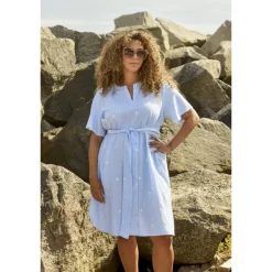 Zhenzi Grea 748-Dress S/S - Blå stribet kjole med broderi 200748 Blue Bell fra Zhenzi