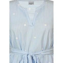 Zhenzi Grea 748-Dress S/S - Blå stribet kjole med broderi 200748 Blue Bell fra Zhenzi
