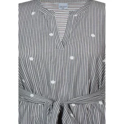 Zhenzi Grea 748-Dress S/S - Sort stribet kjole med broderi 200748 Black fra Zhenzi